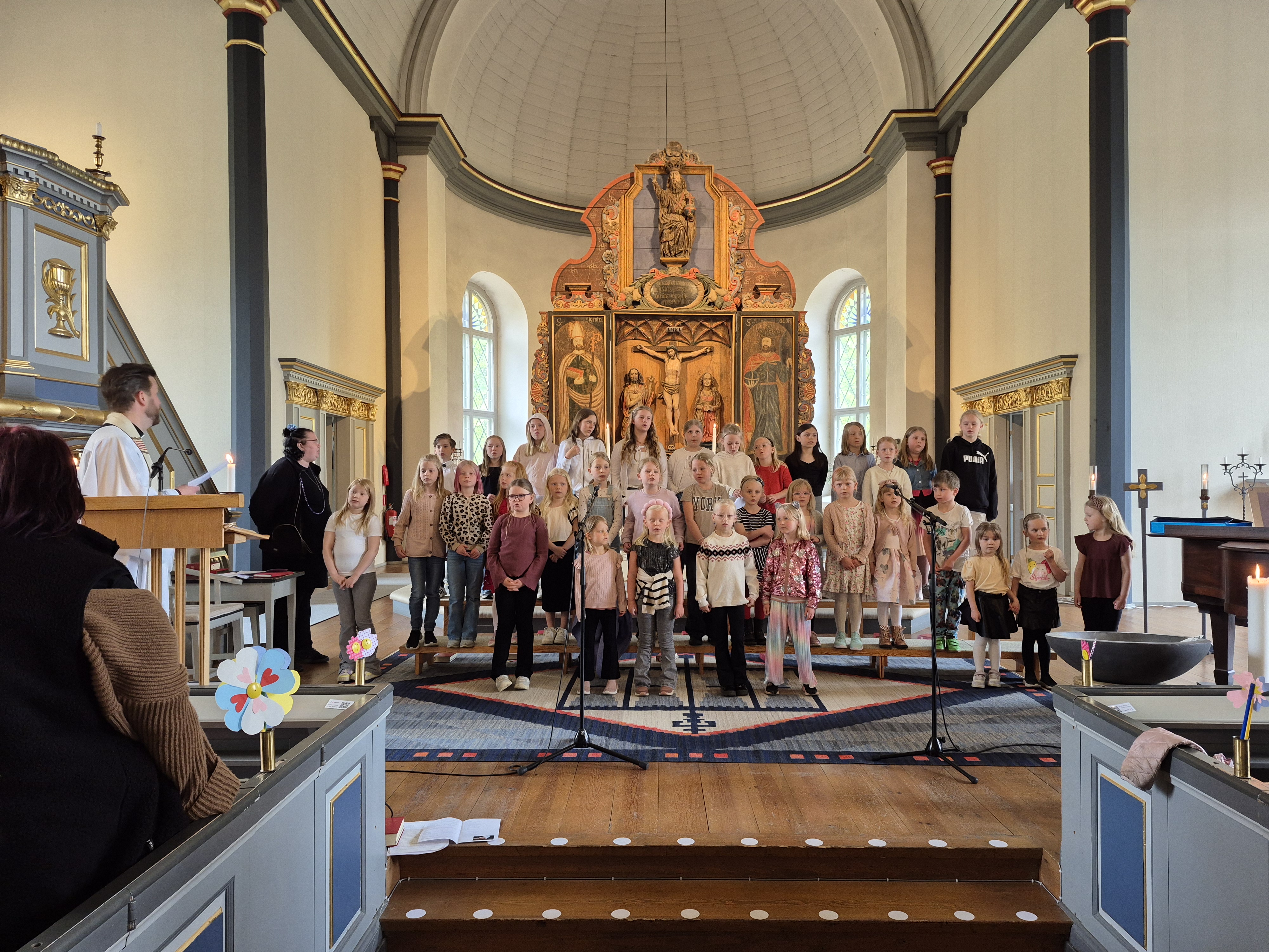 Barngrupperna under terminsavslutning i Västra Torsås kyrka