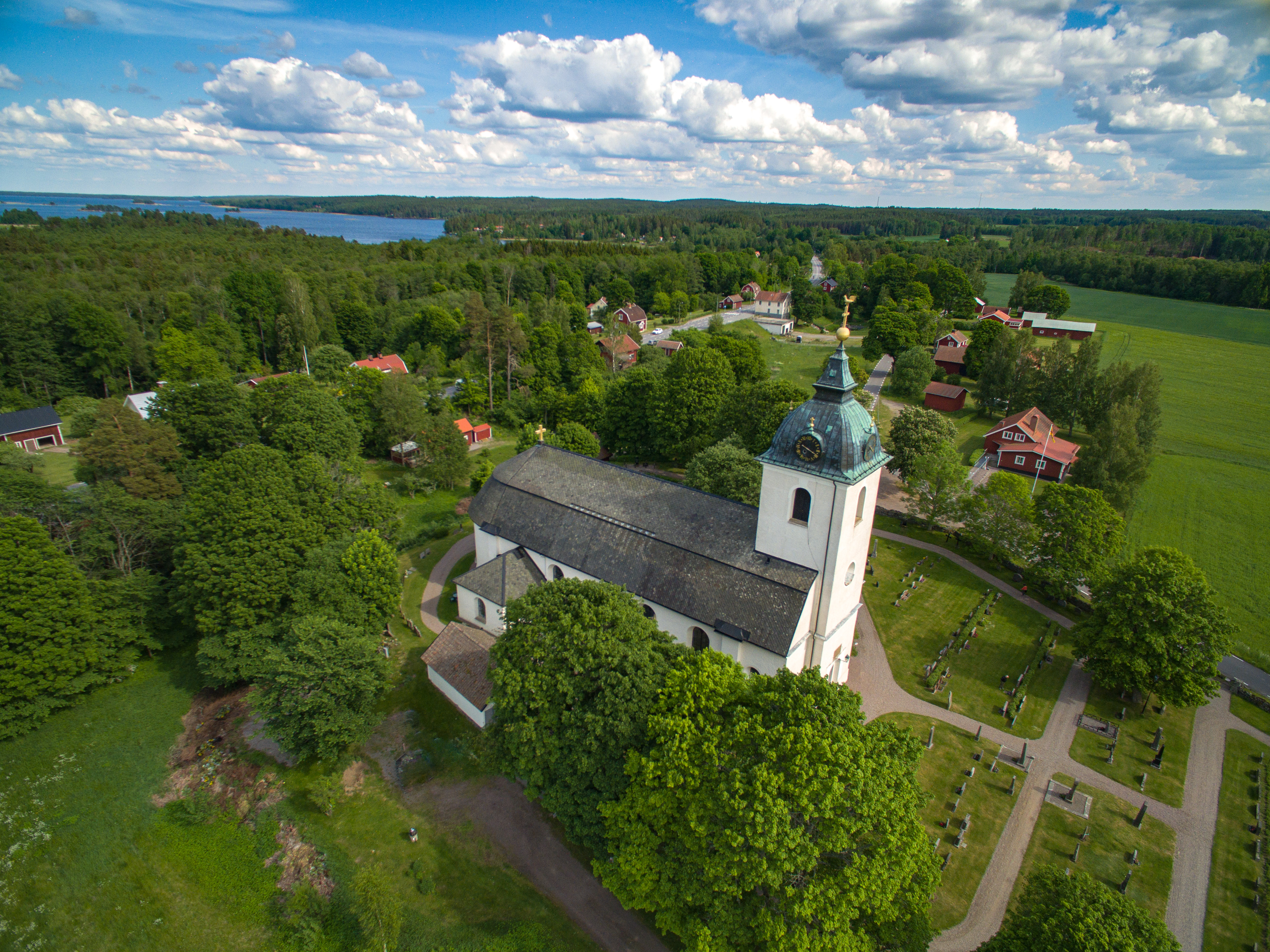 Drönarbild av Svennevads kyrka
