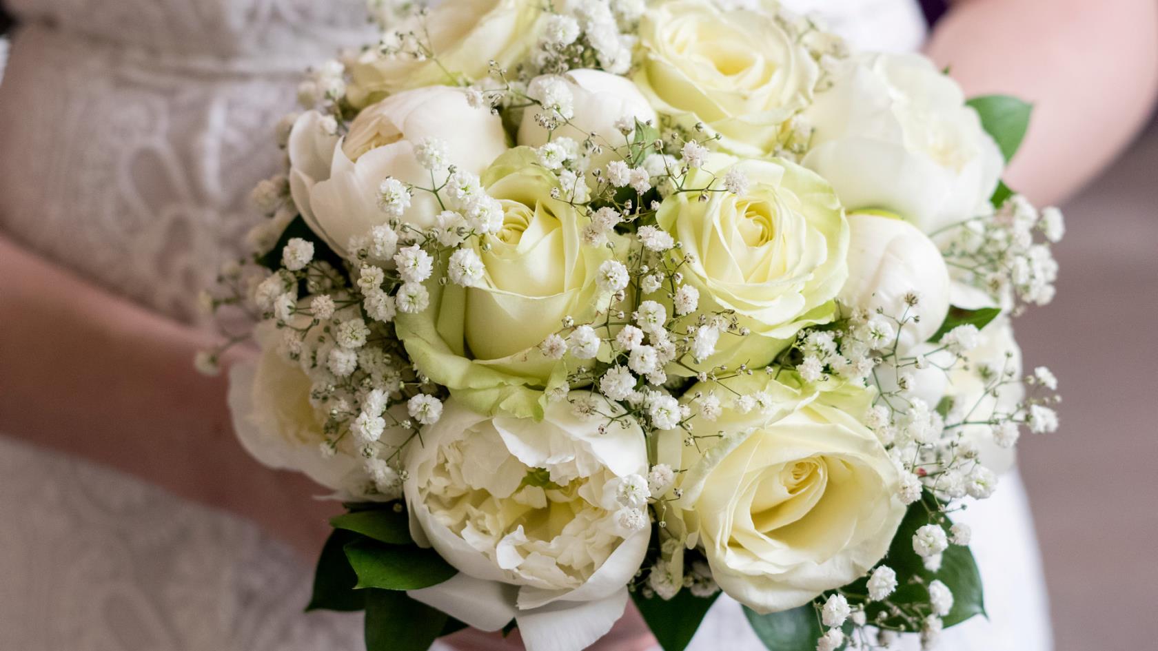 En brudbukett med vita blommor.