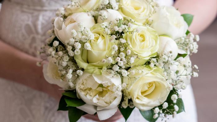 En brudbukett med vita blommor.