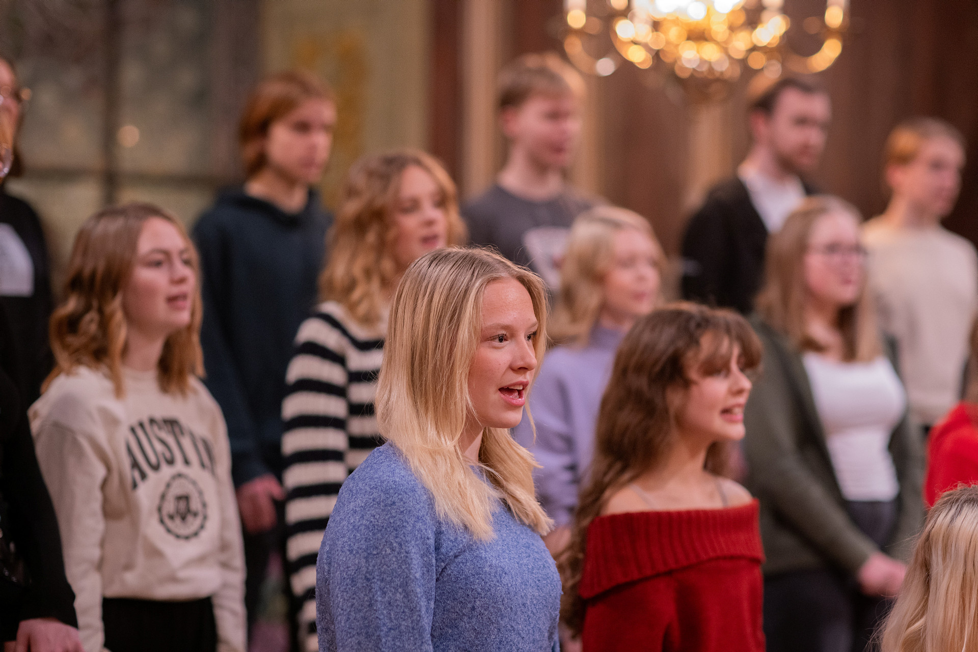 En ungdomskör sjunger.