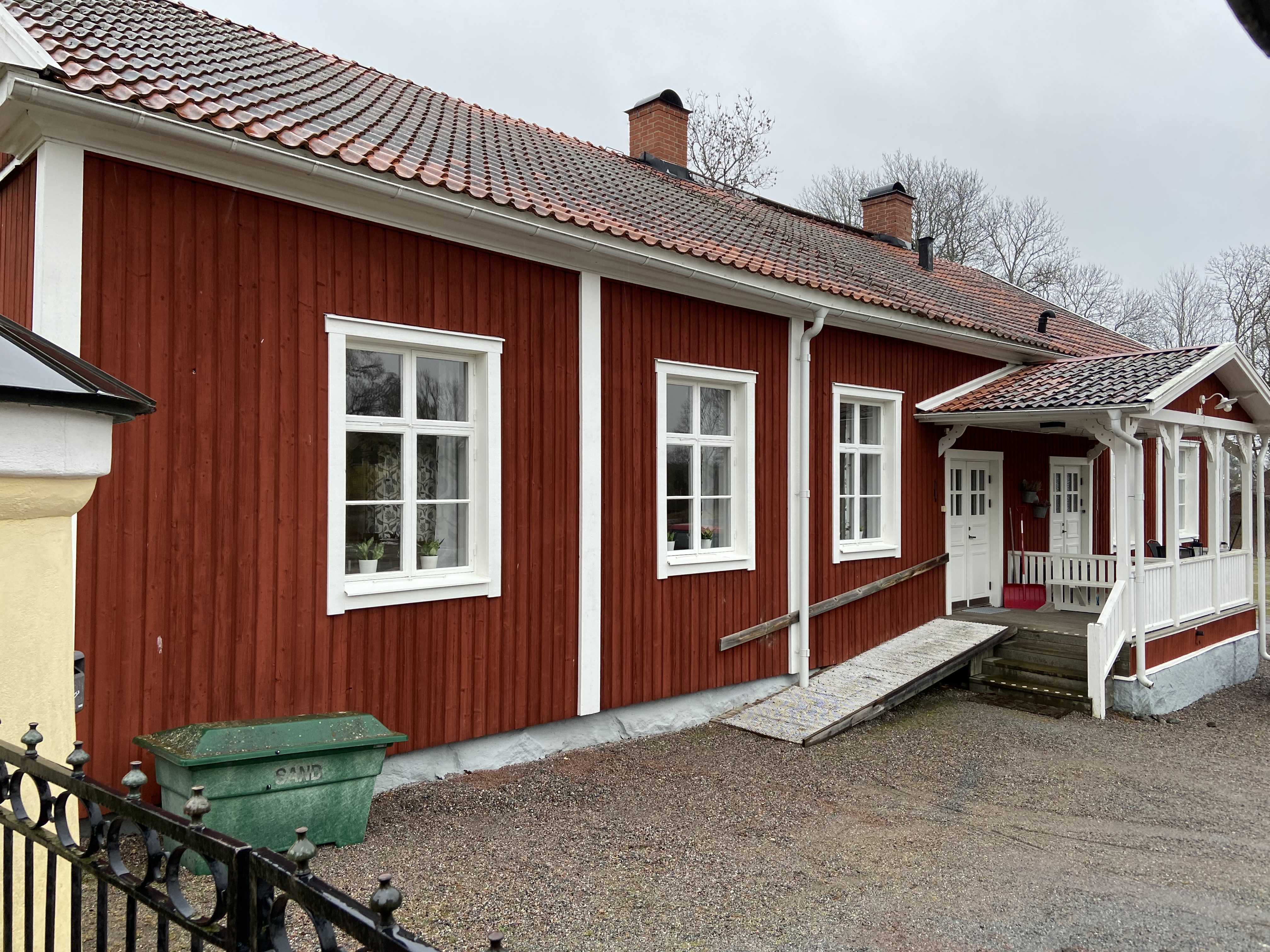 Rött hus med vita fönster.