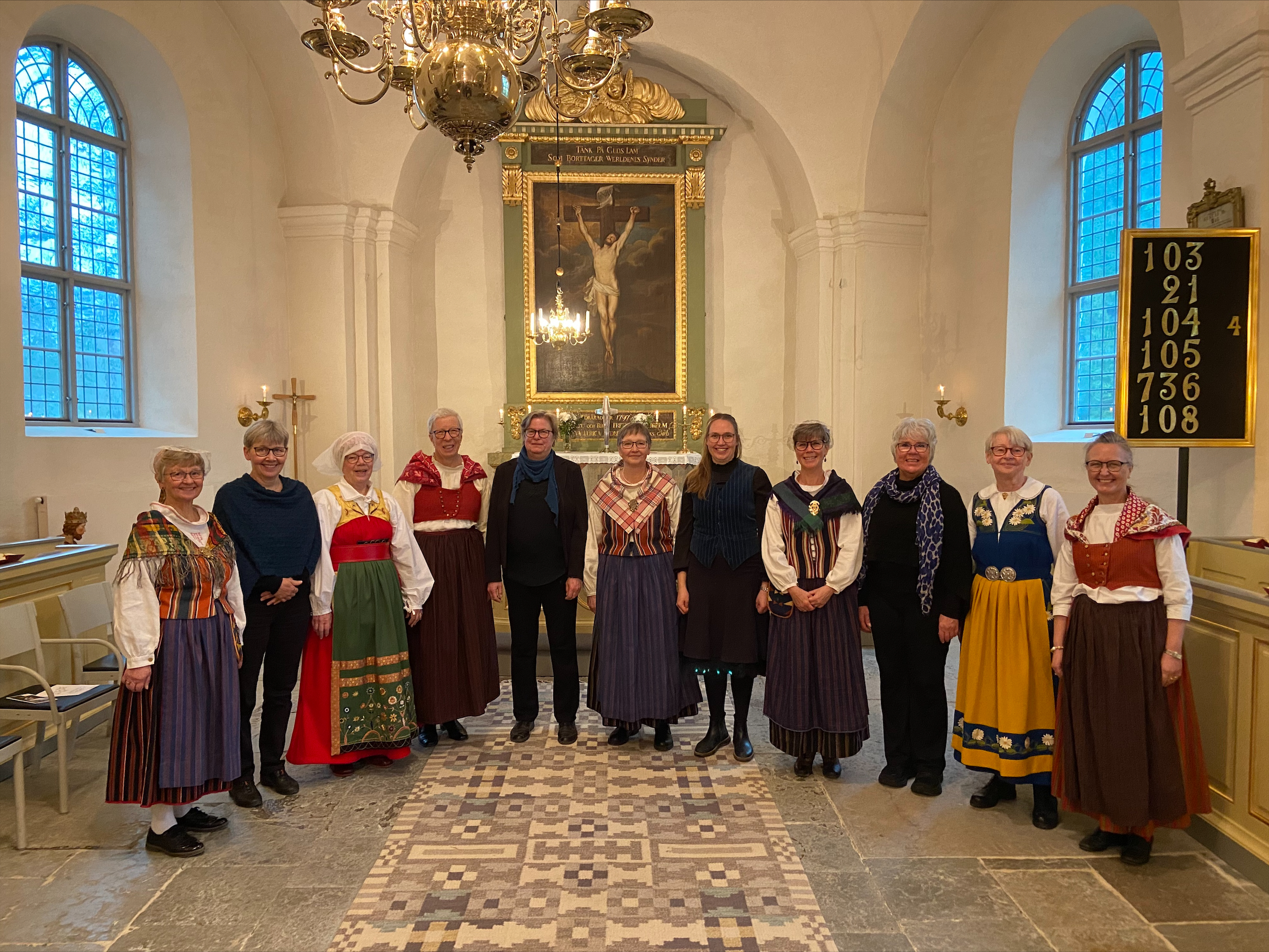 Kvinnor iförda folkdräkter i kyrka