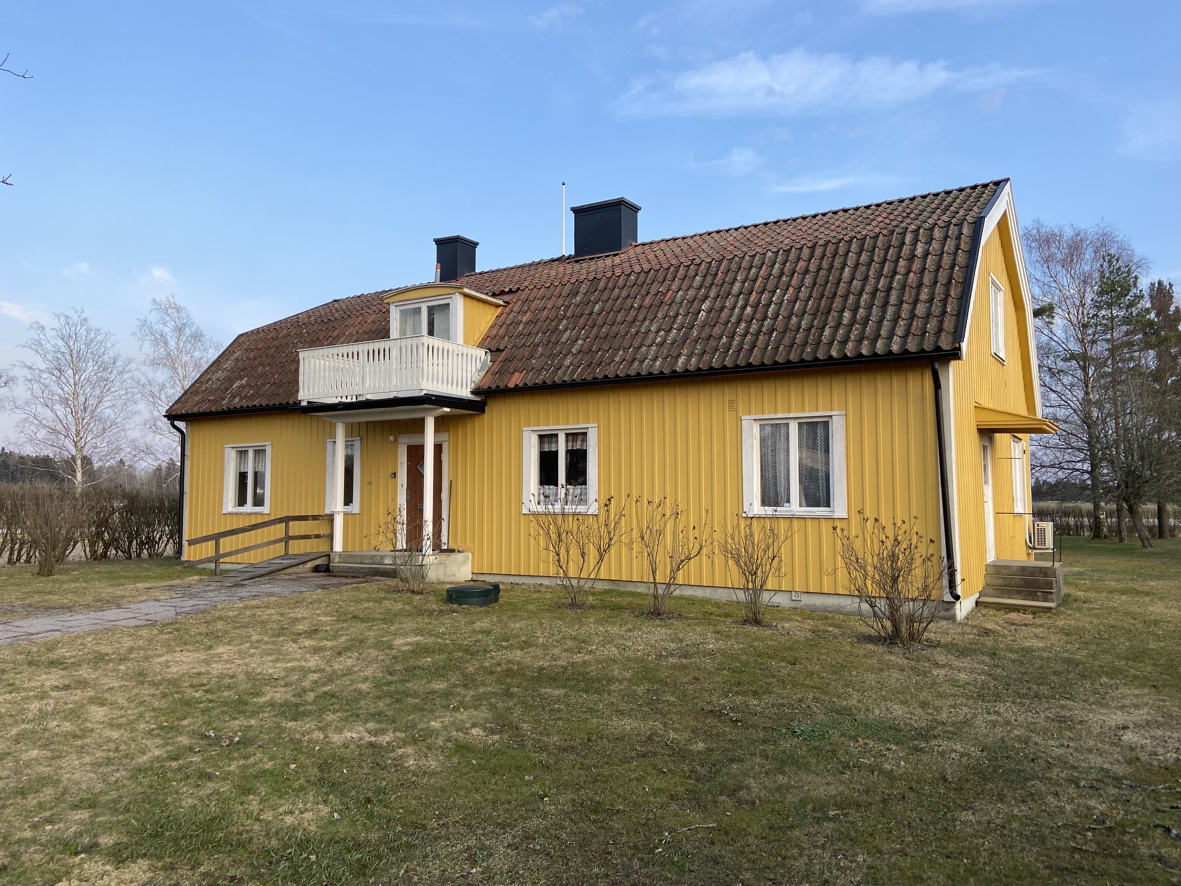 Ett äldre gult hus.