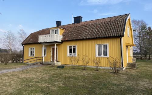 Ett äldre gult hus.