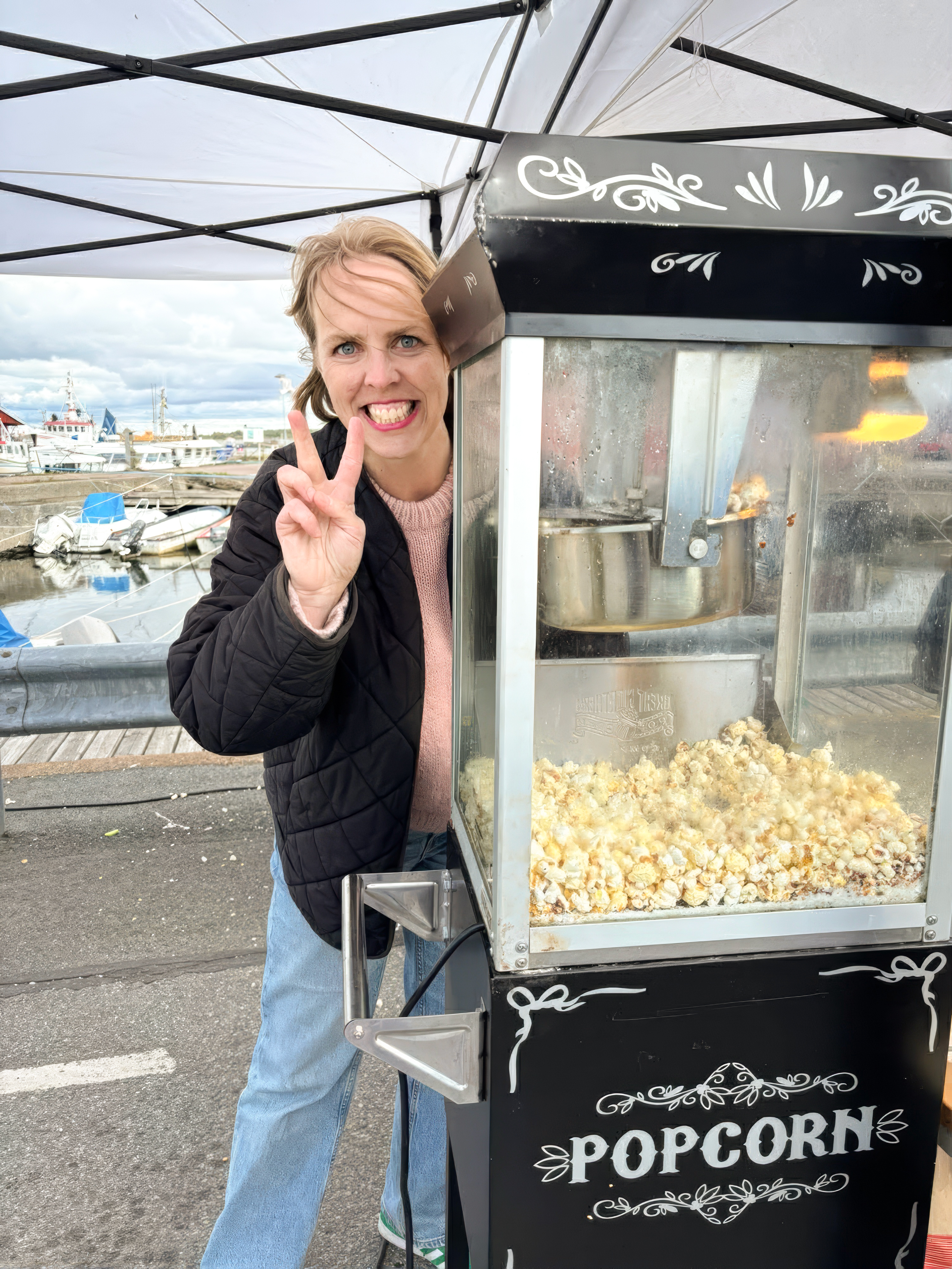 Märta Eriksson står bakom popcorn-maskinen.