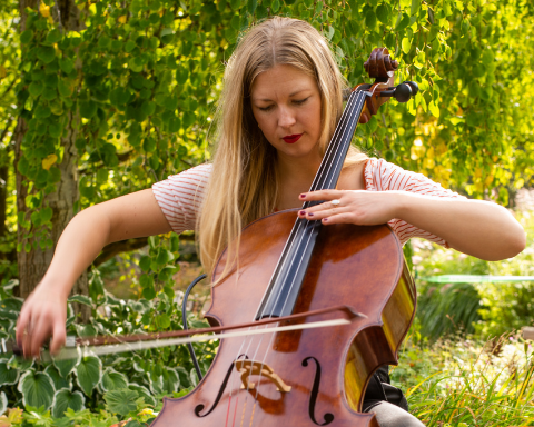 Emma Augustsson spelar cello