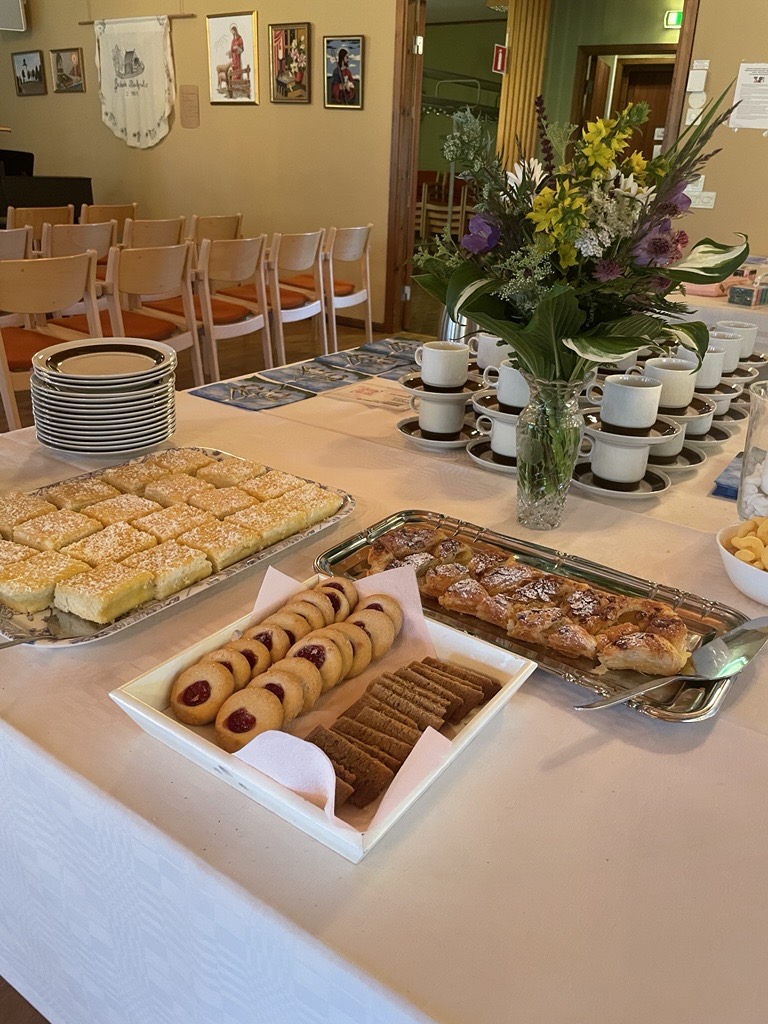 Bullar och kakor på fikabord