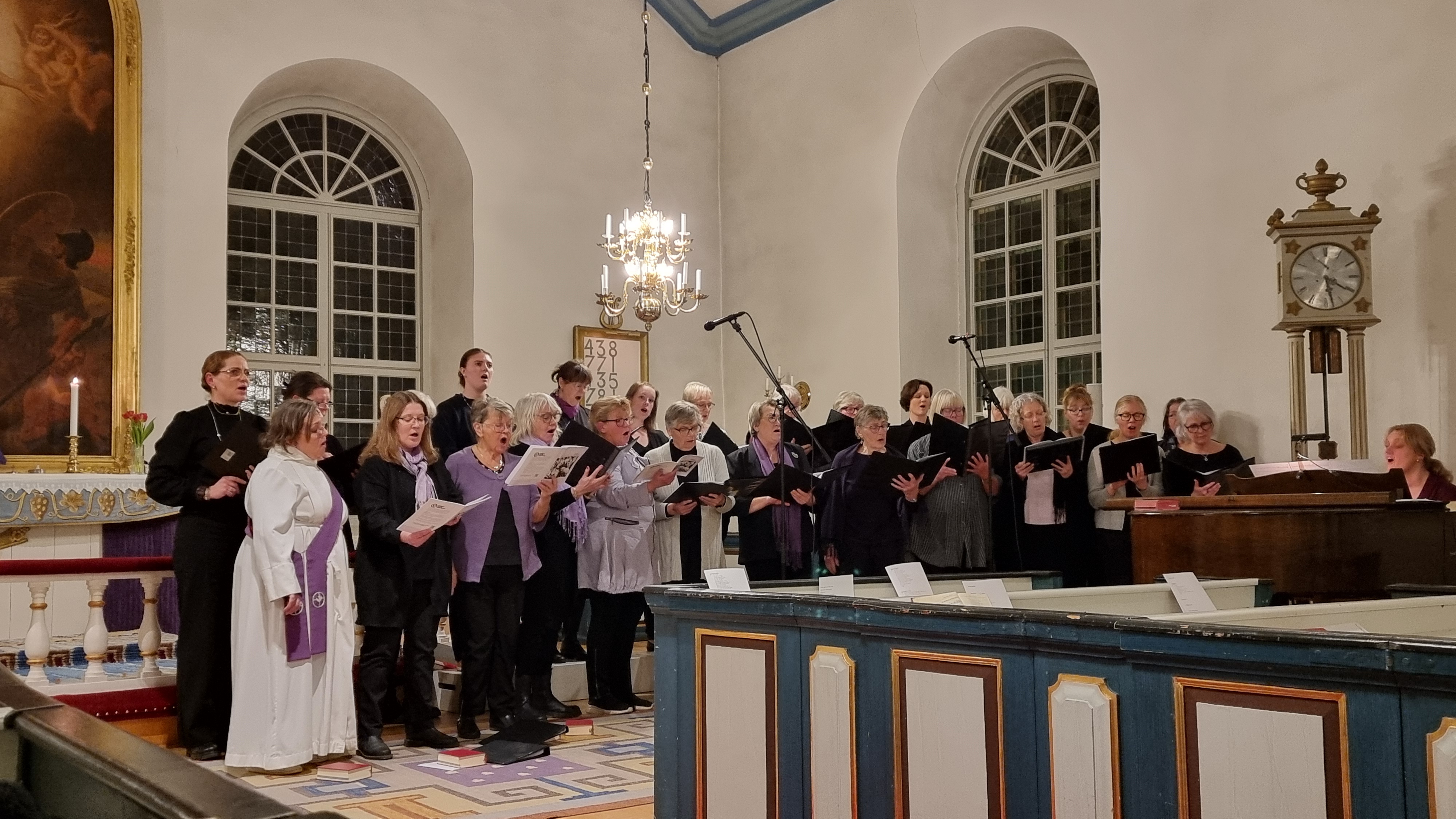 flera körsångare i koret i Bredareds kyrka