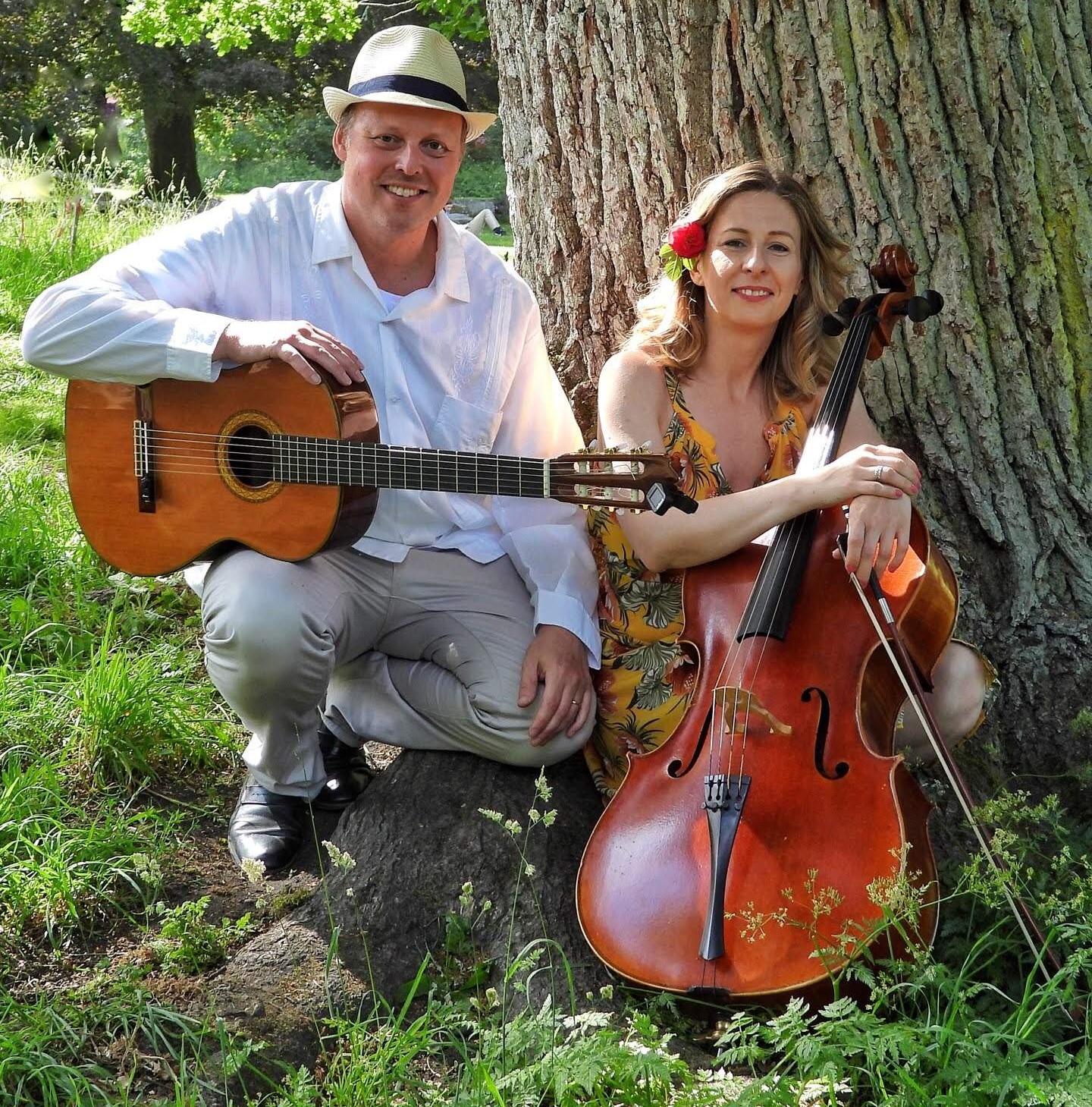 En man med gitarr och en kvinna med cello