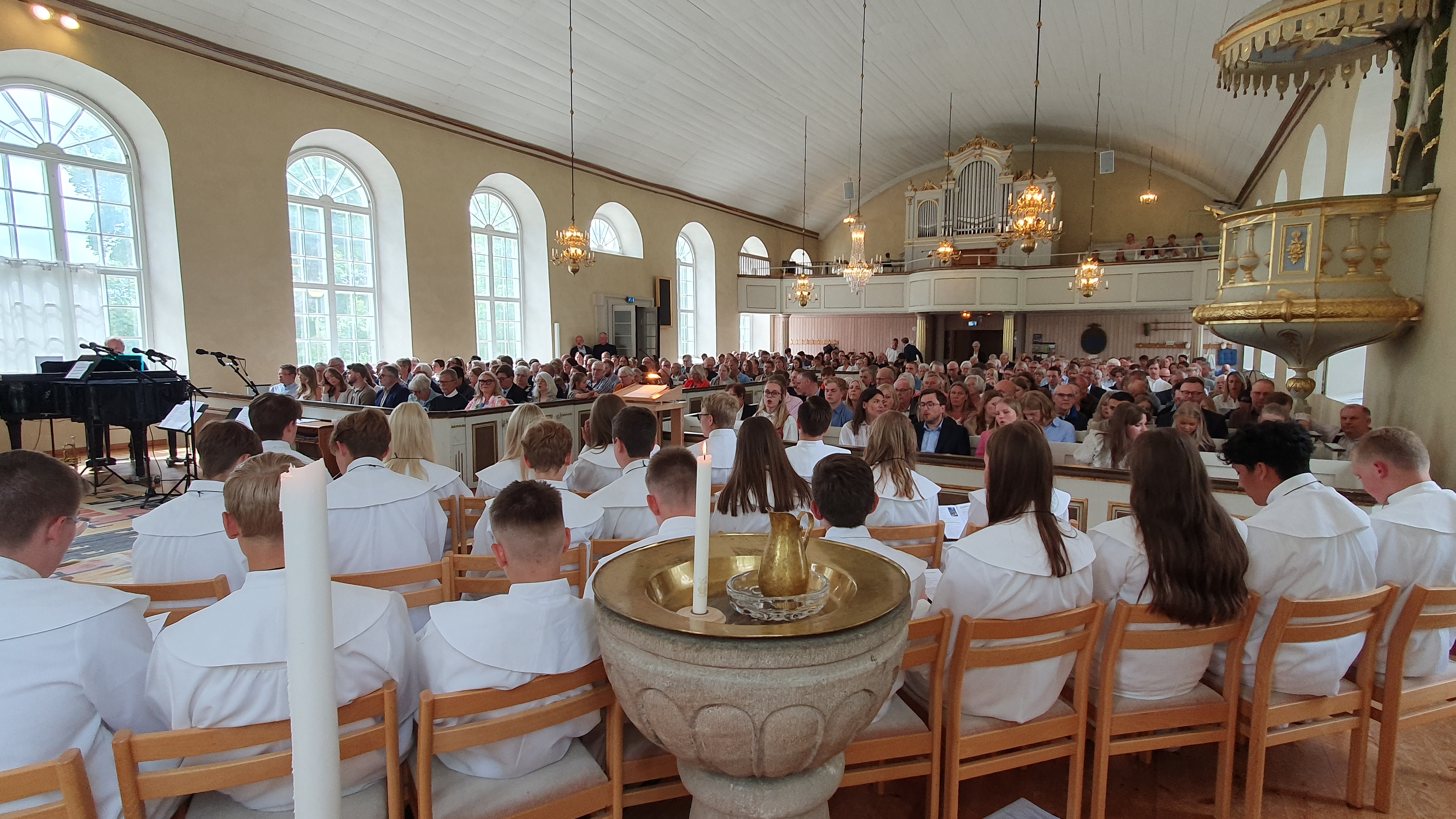 konfirmander och församlingen i Sandhults kyrka