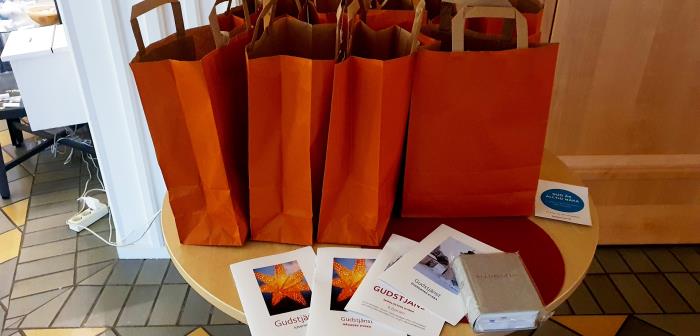 För att det ska bli lättare att hänga med i gudstjänsterna hemifrån, delar vi ut ett litet "Gudstjänstpaket" i kyrkorna - i samband med gudstjänsten.