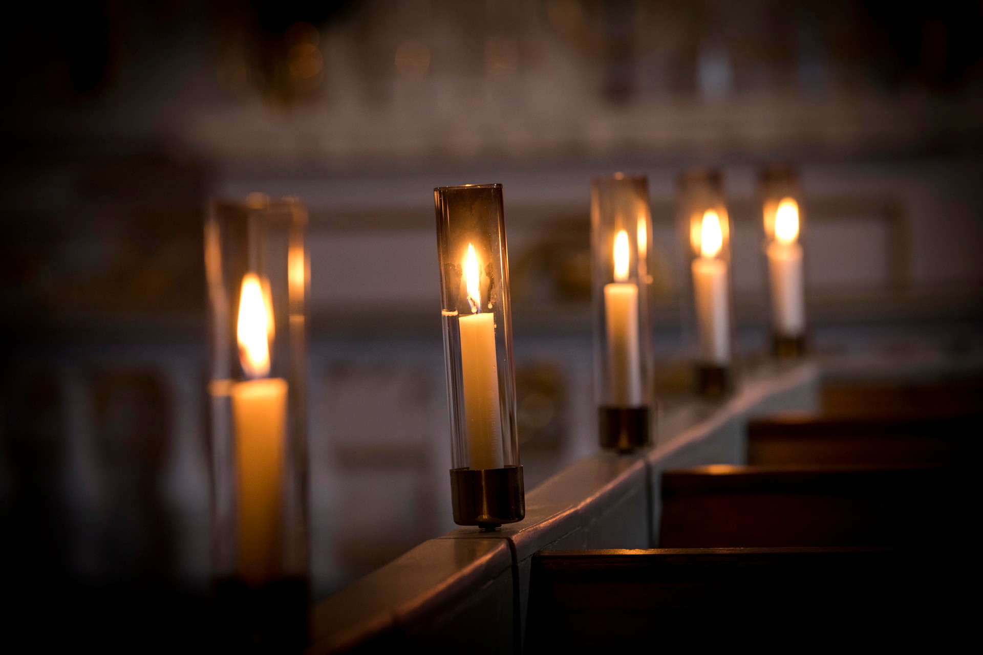 Bilden visar flera ljus i kyrkan