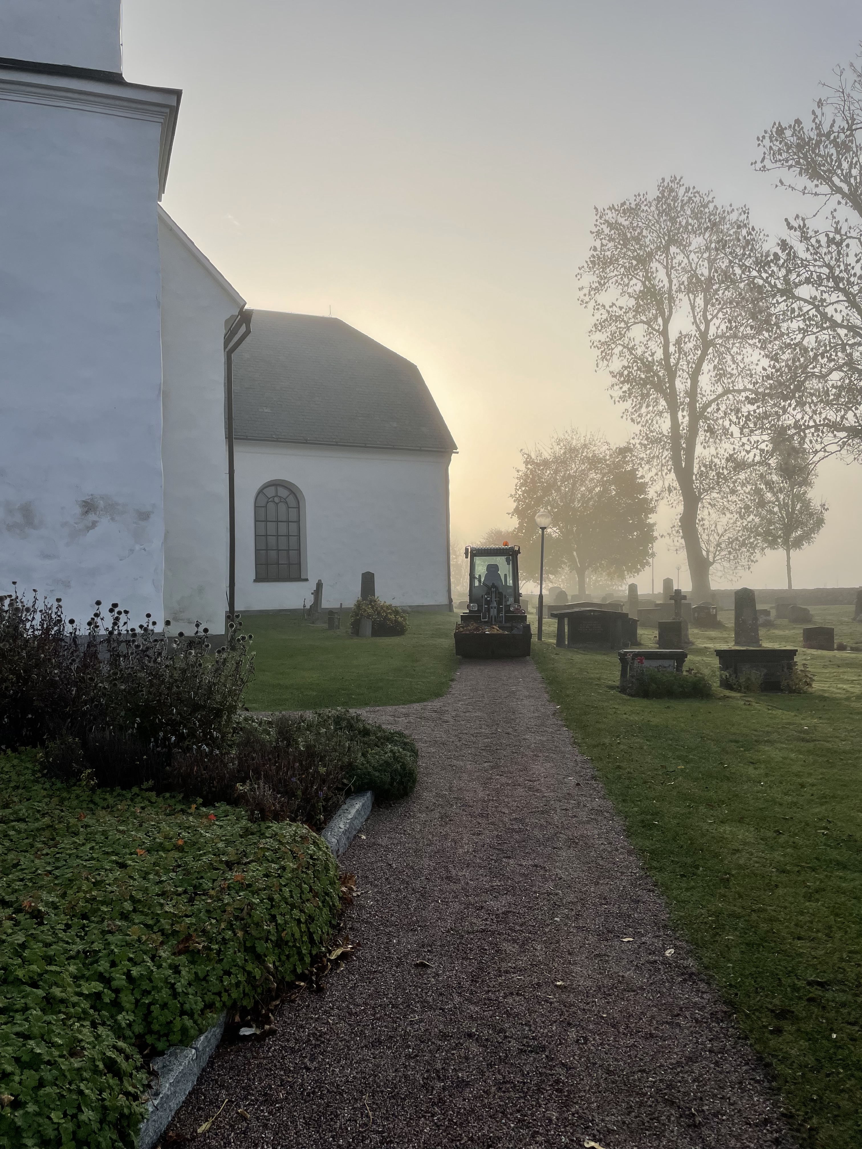 Bälinge kyrkogård soluppgång traktor