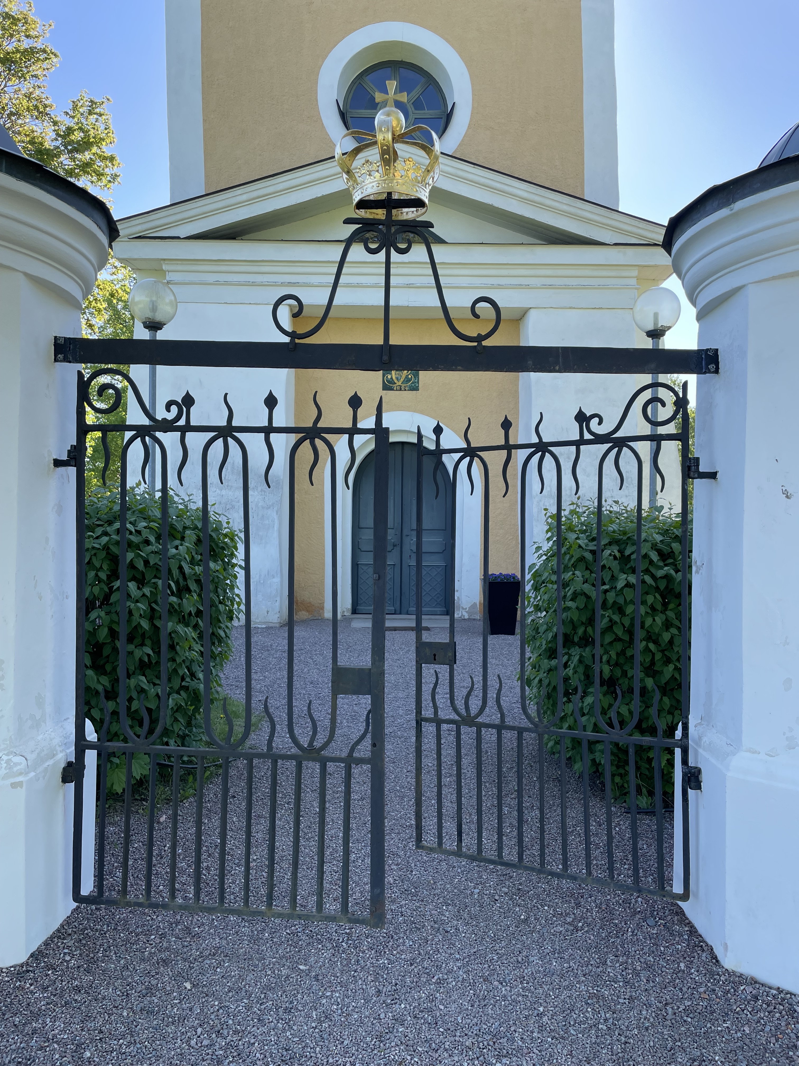 Grind in till Åkerby kyrka