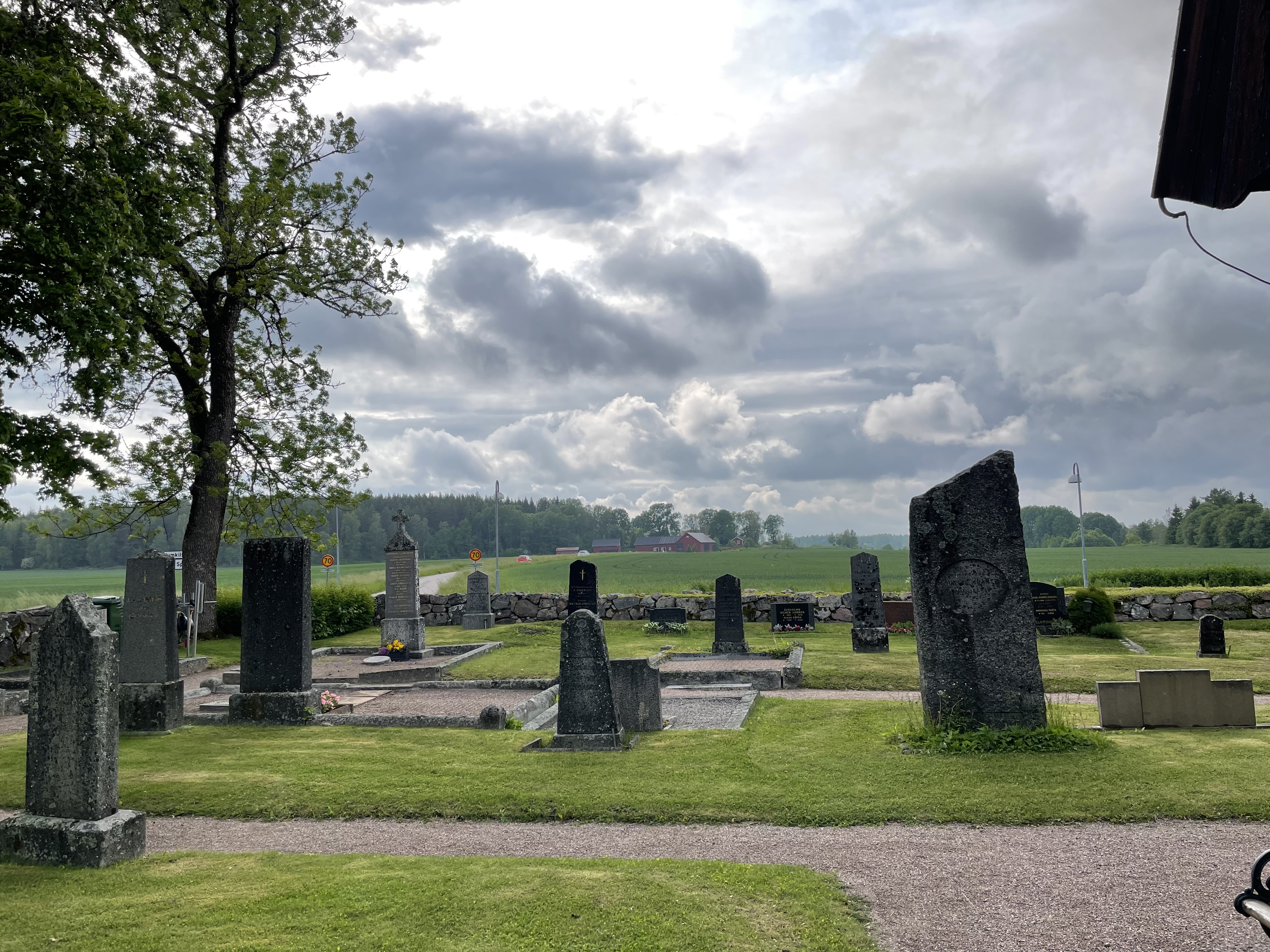 Jumkils kyrkogård grusgravskvarter mörka moln
