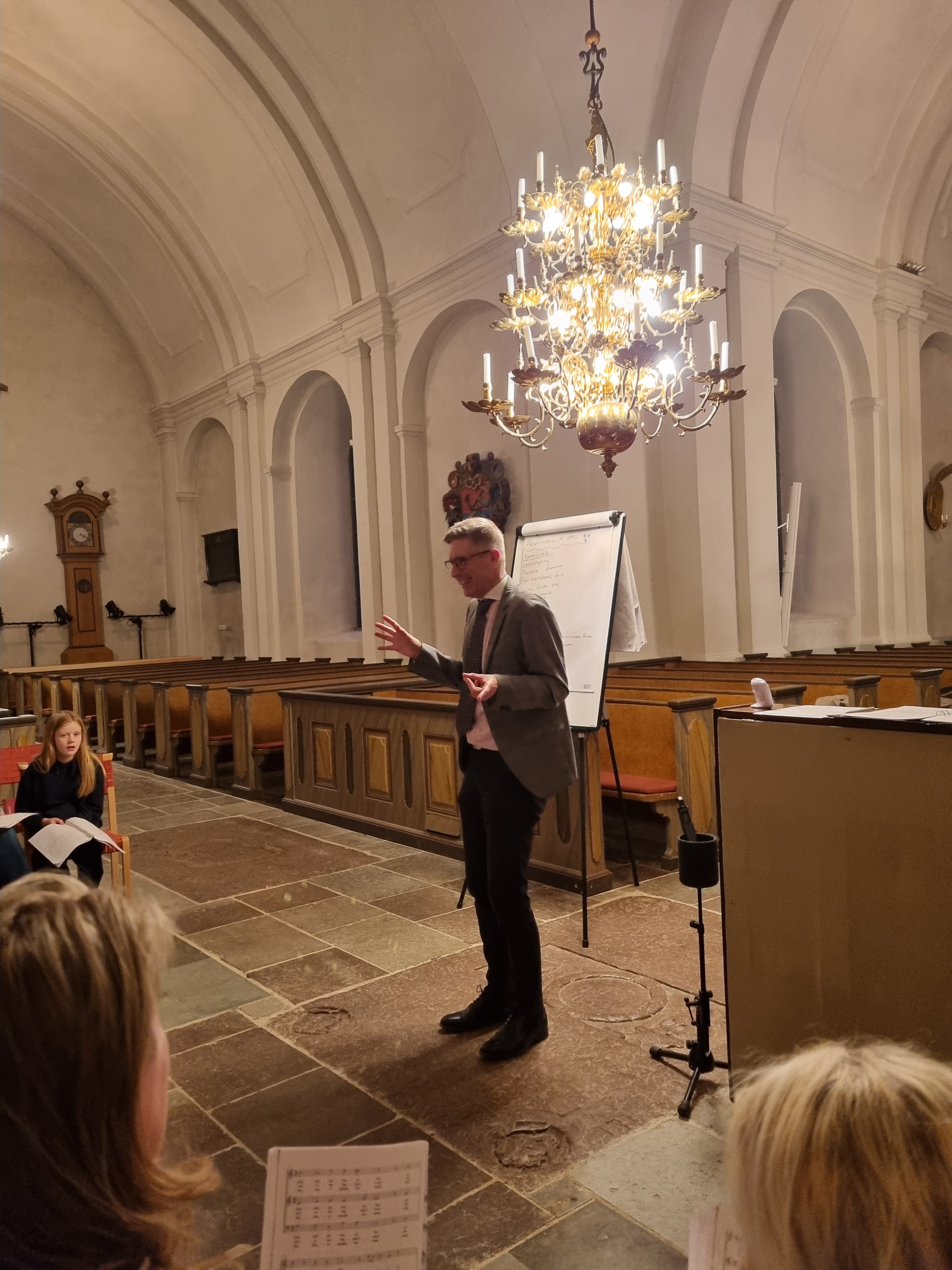Körledare står framför kör