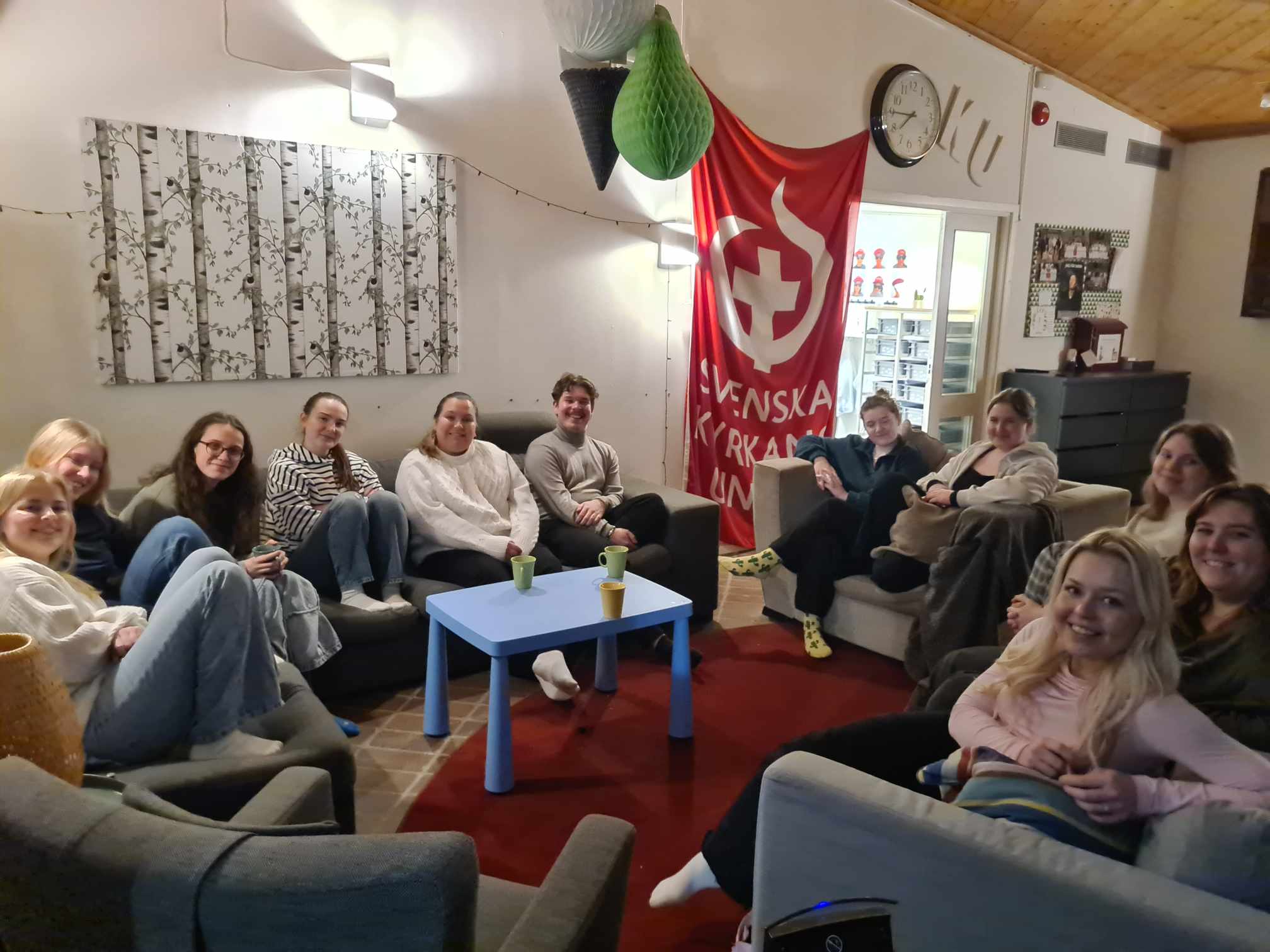 Unga människor sitter i en soffa.