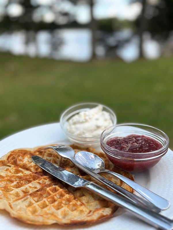 Våffla med sylt och grädde