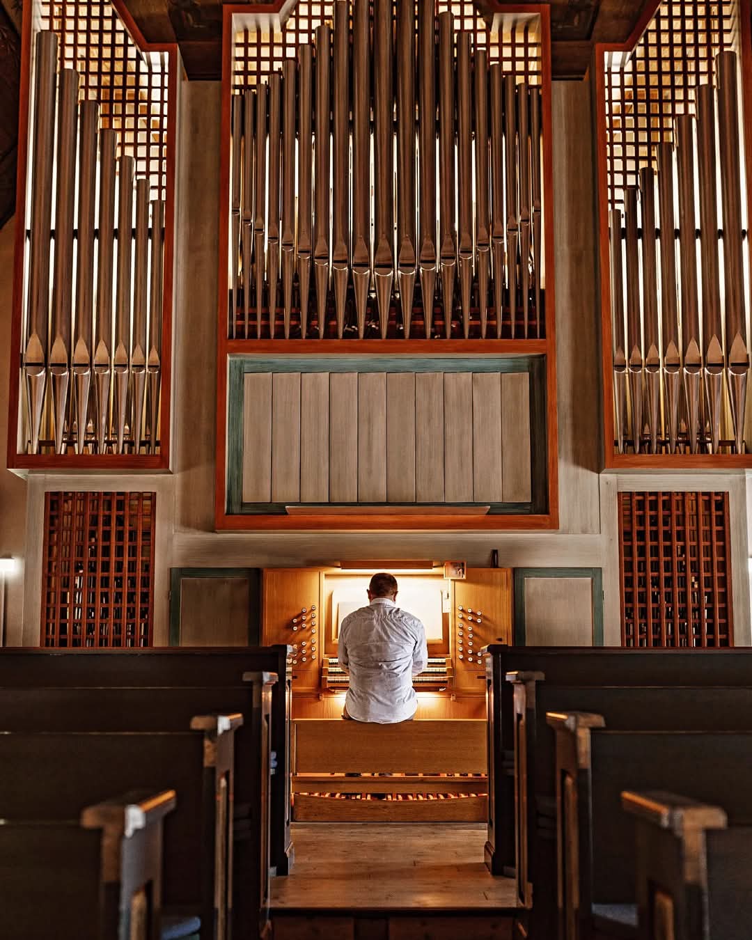 Spelar kyrkorgel