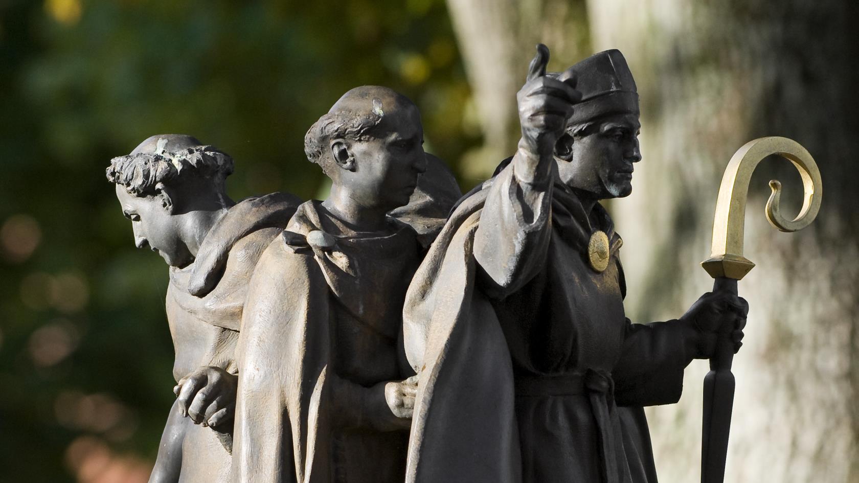 Staty av Sigfrid och hans systersöner utanför Växjö domkyrka