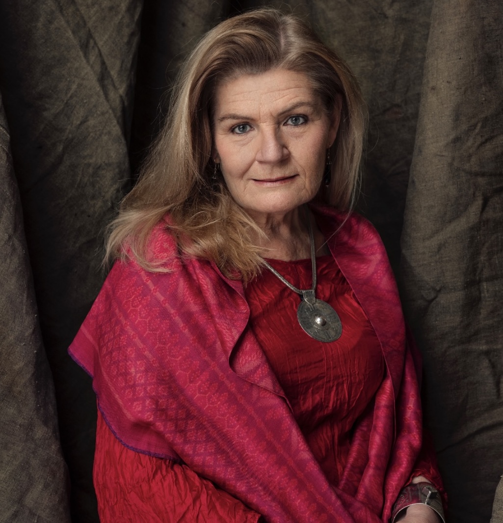 Porträttbild på Cecilia Uddén. Hon har röda kläder på sig.