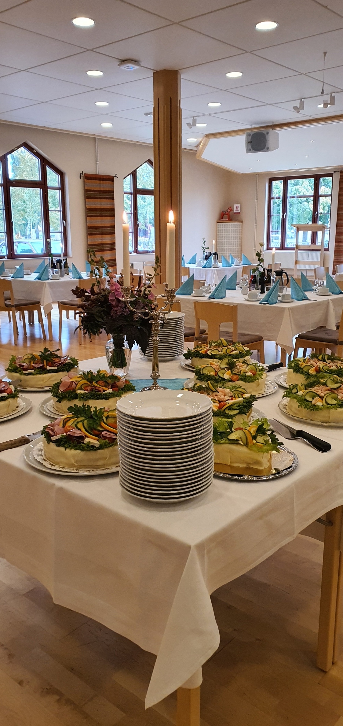 smörgåstårtor på bord med vit duk 