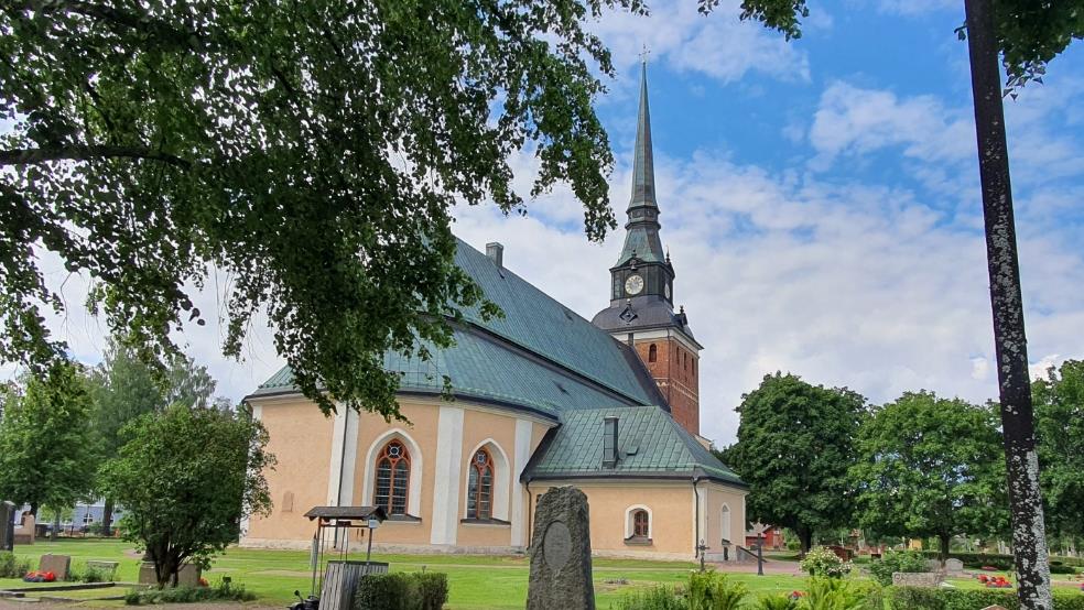 sommarvy mora kyrka ljusgul kyrka grönt koppartak tegelrött torn 