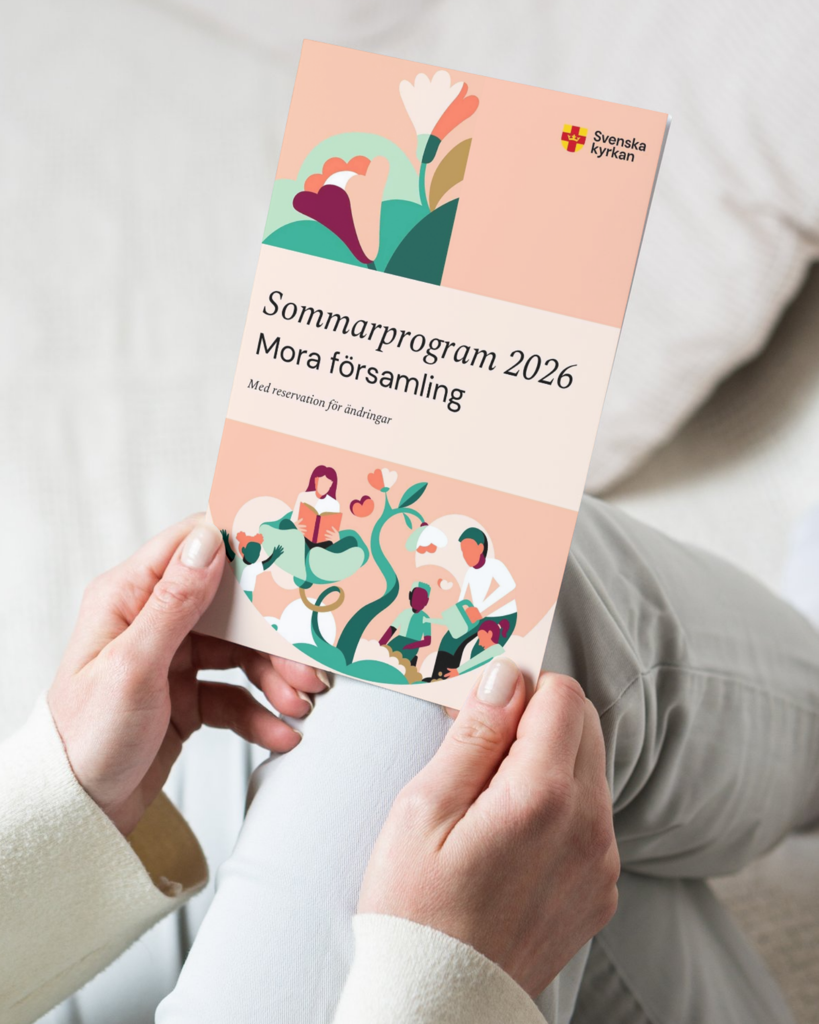någon håller sommarprogrammet 2026 i sin hand