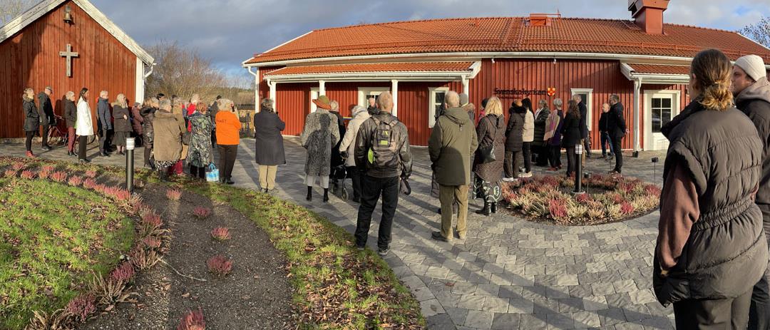 Bandklippning utanför det nyinvigda Församlingshemmet.