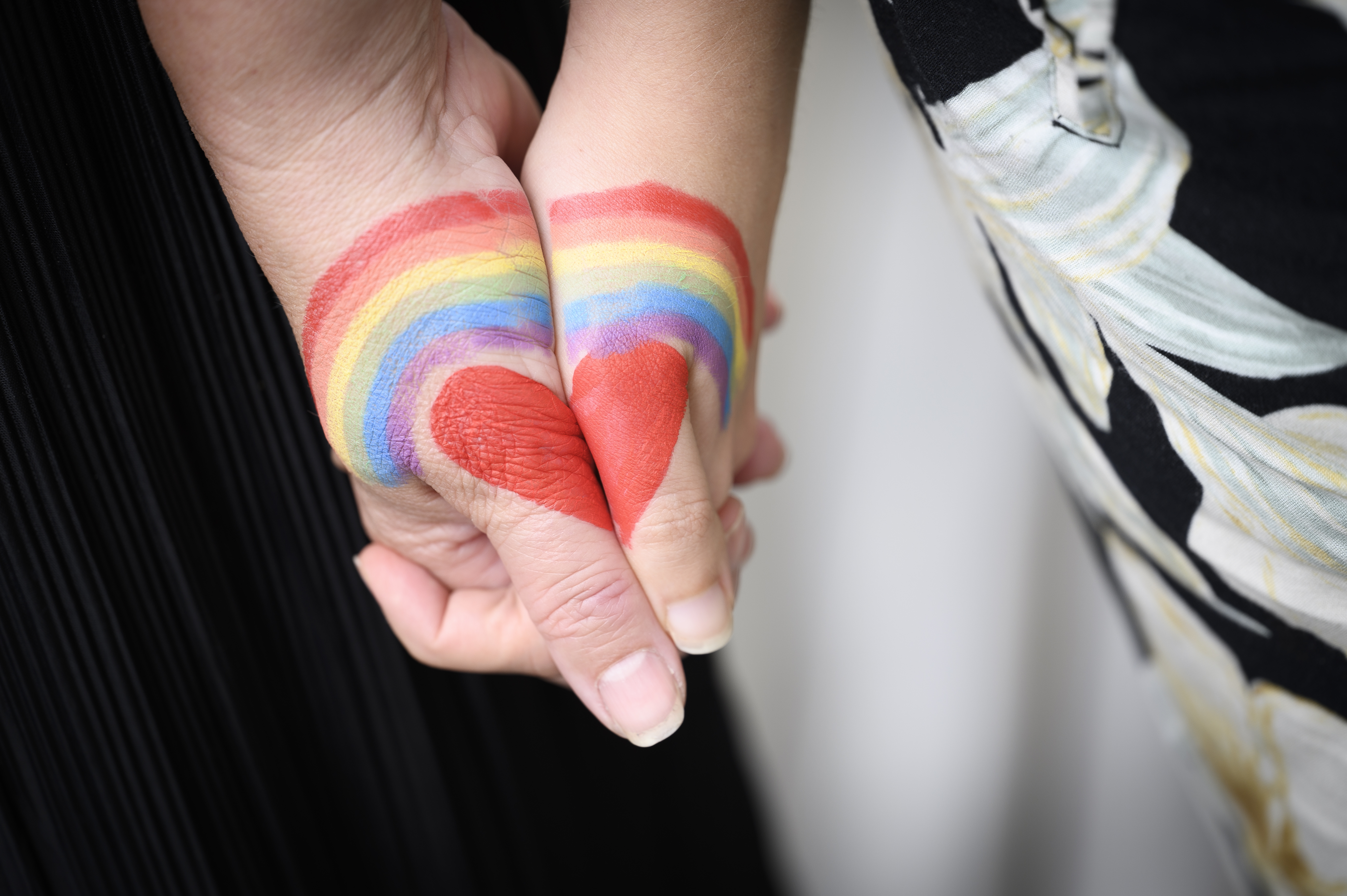 Händer pride hjärta