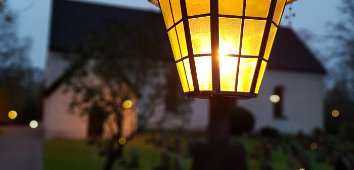 I Kungsängens kyrka, måndag-onsdag kl 13.00-14.00. Välkommen förbi för en pratstund, vi finns utanför Klockargården med kaffe, te och kaka. Kyrkan är öppen, tänd ett ljus och sitt gärna ner en stund. Omsorgen om varandra hjälps vi åt att hålla genom avstånd, handhygien och att stanna hemma vid symtom.