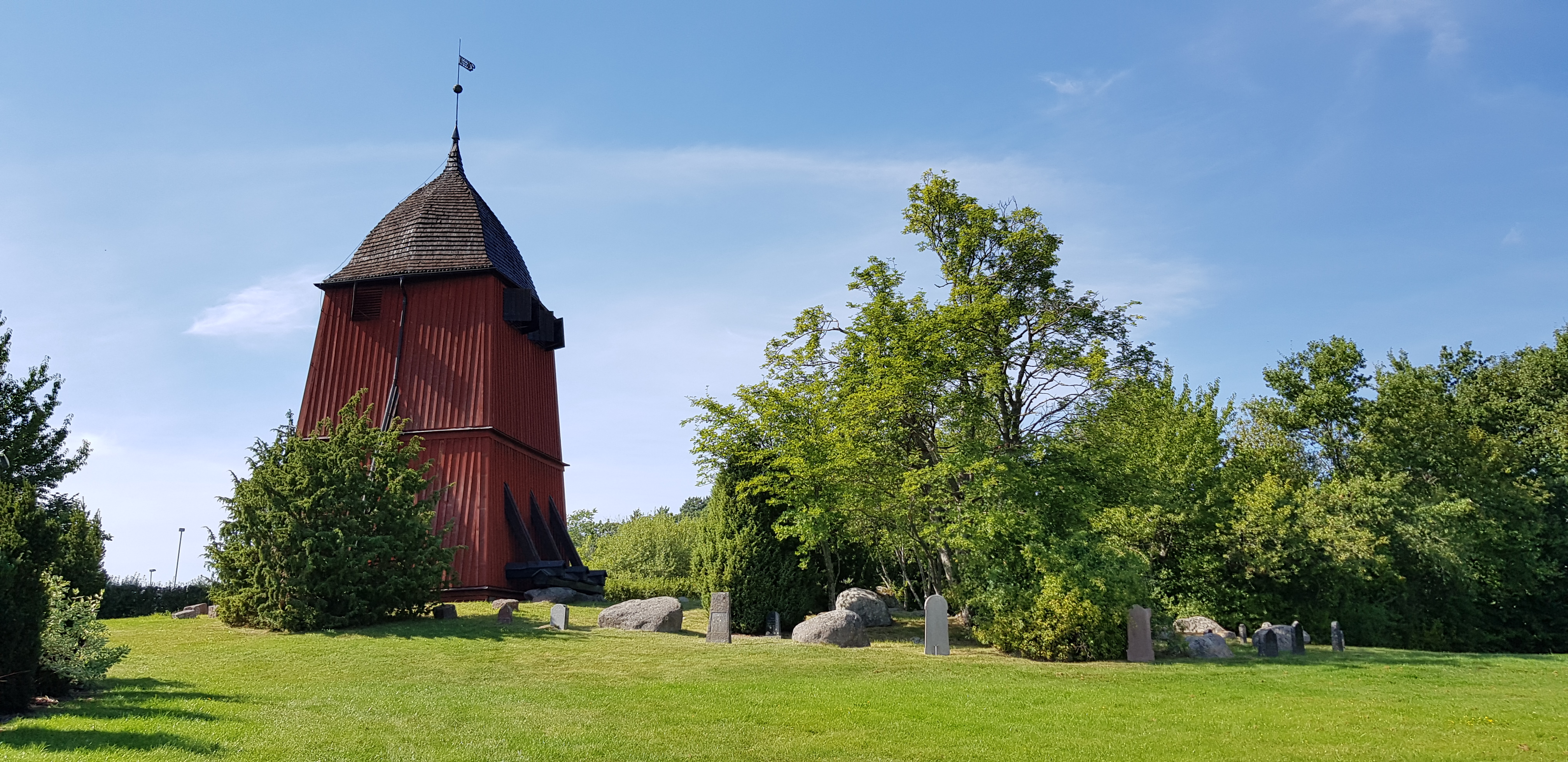 Klocktornet vid Kungsängens kyrka och kyrkogård
