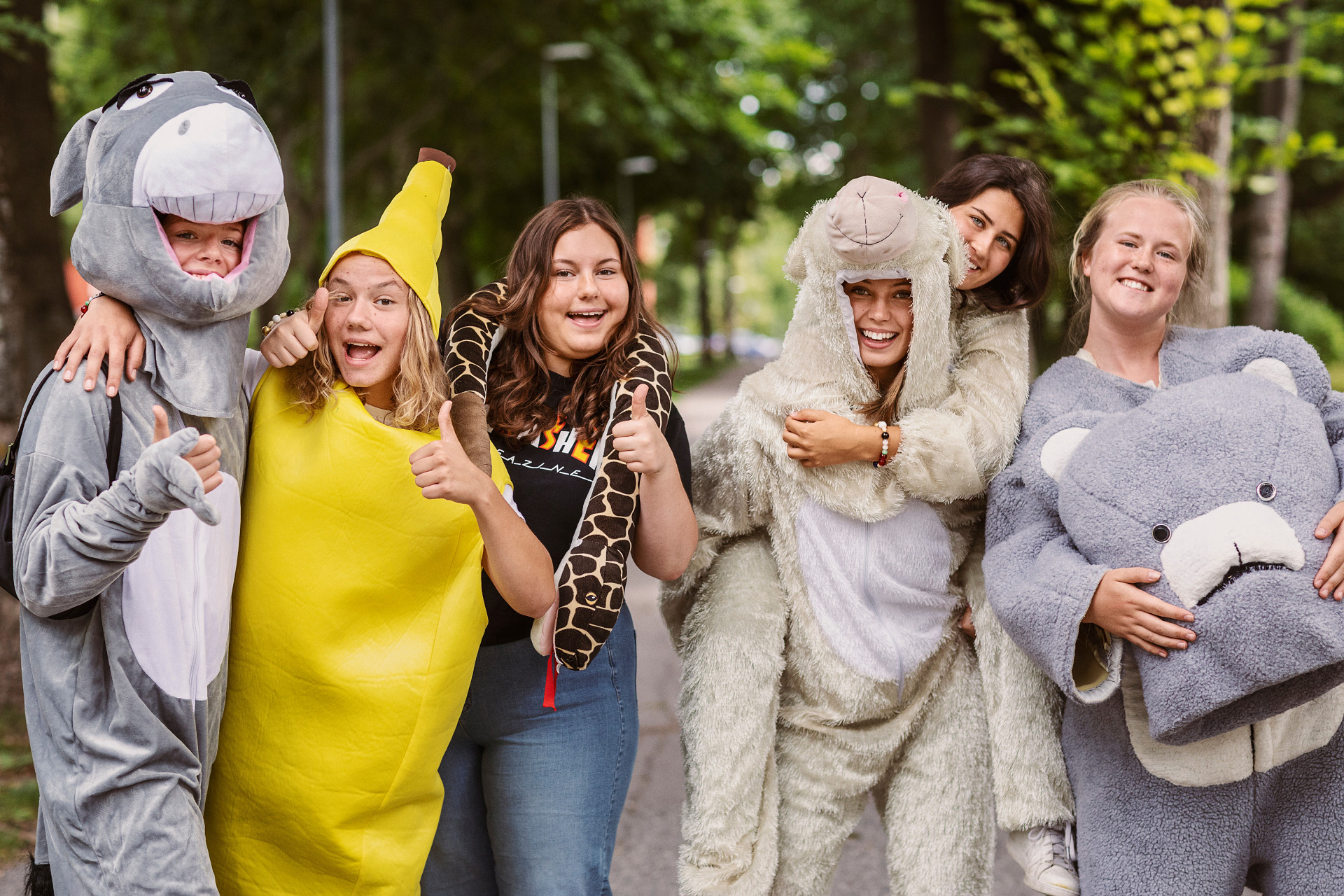 Ungdomar utklädda i kostymer