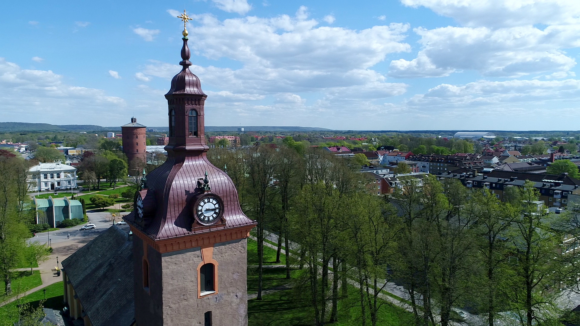 Bild på Vänersborgs kyrka med vattentornet i bakgrunden