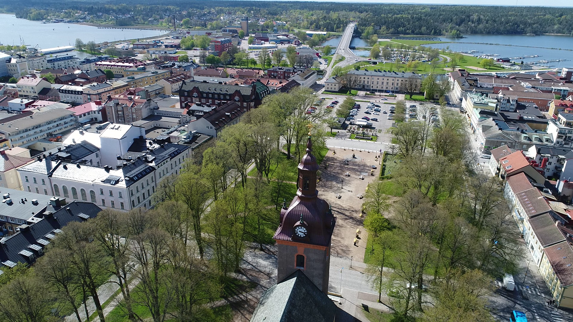 Vänerborgs kyrka med residenset och dalbobron i bakgrunden