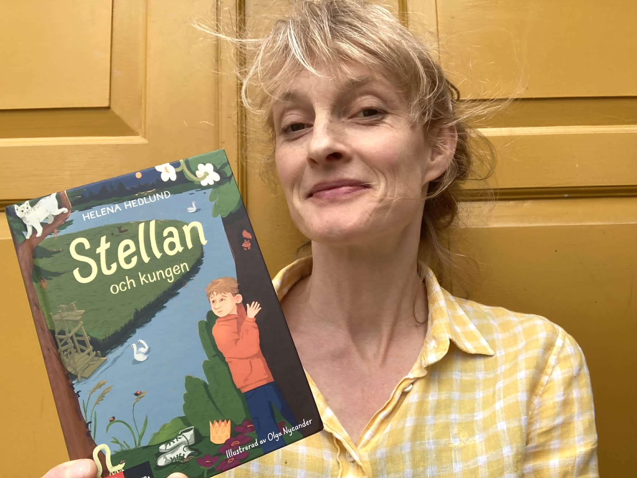 Person håller i en bok