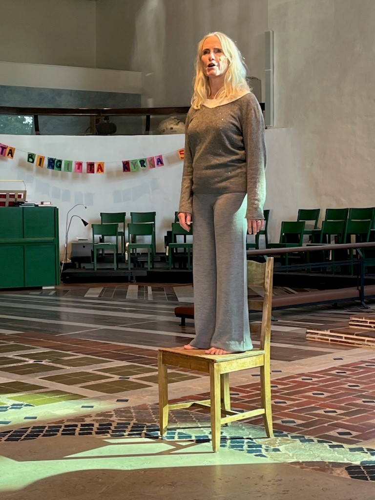 Person som står på en stol