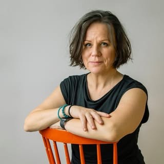 Personen sitter på en stol