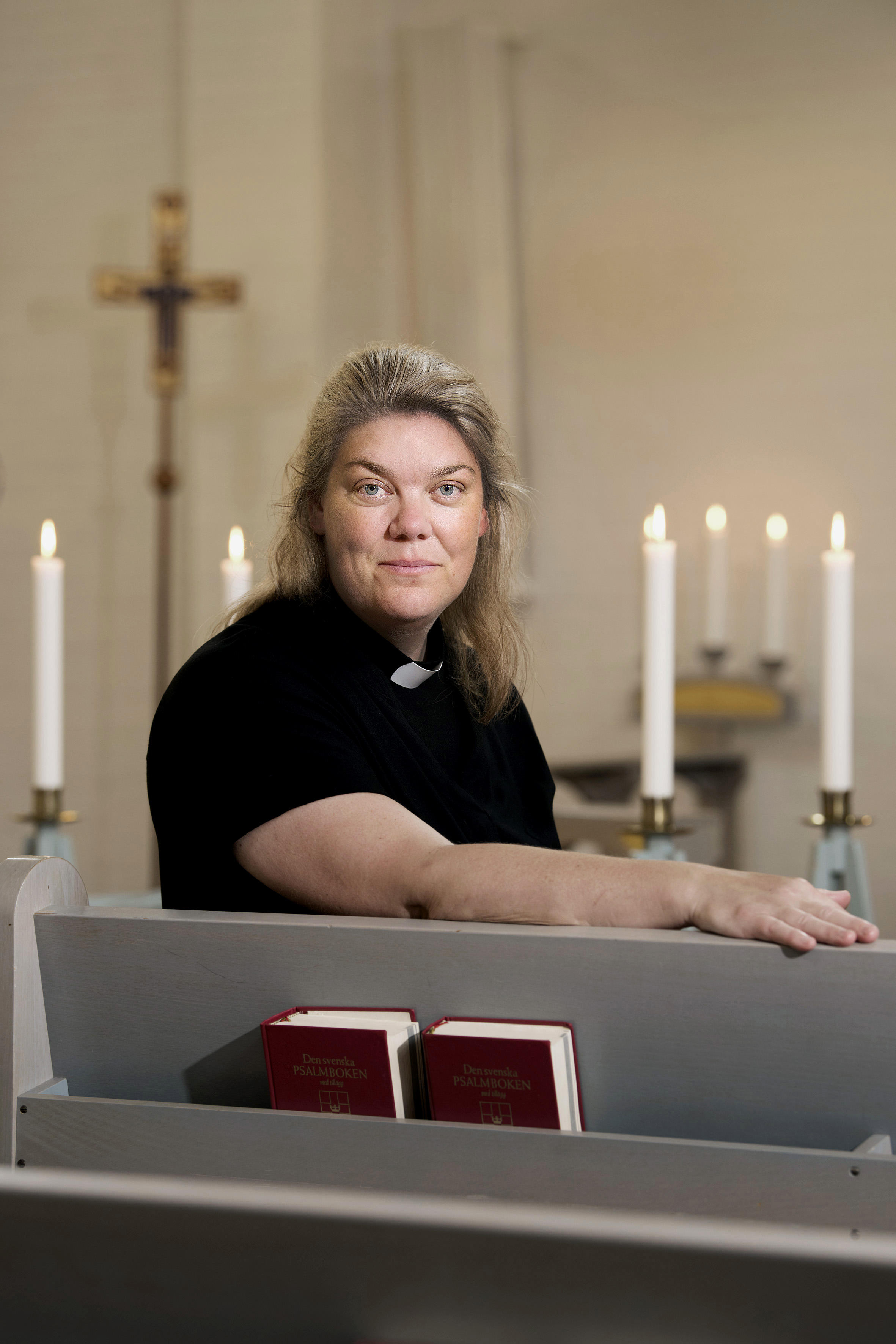 Kvinna i kyrkbänk.
