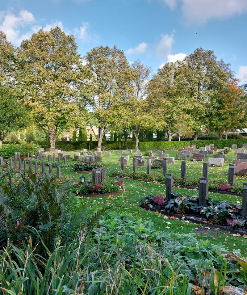 Askgravplatser, Lärken, Almby kyrkogård