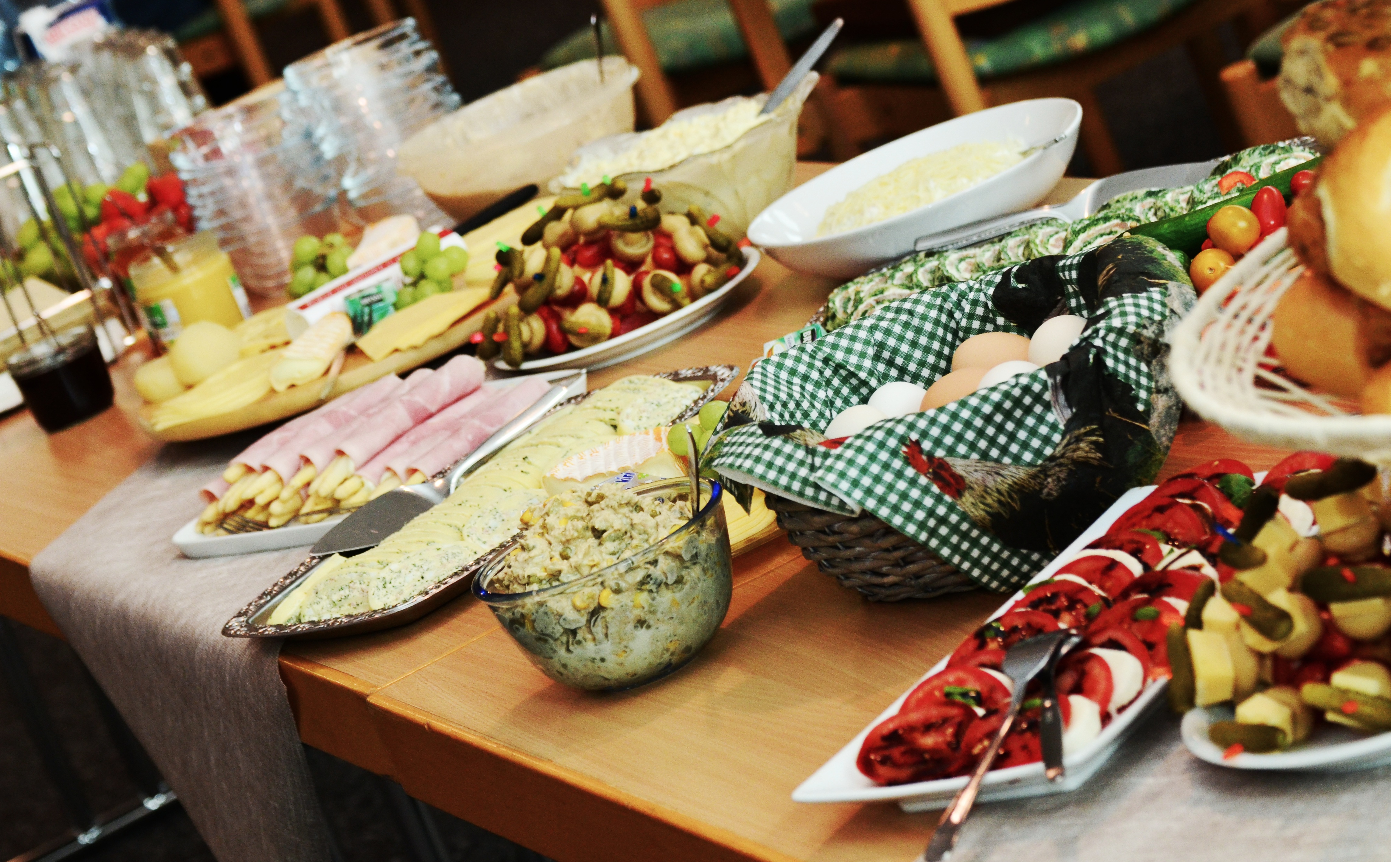 Ett bort fullt med olika maträtter