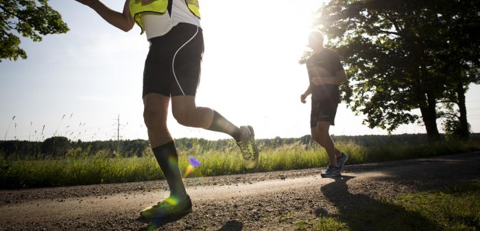 Bilden visar två löpare som springer