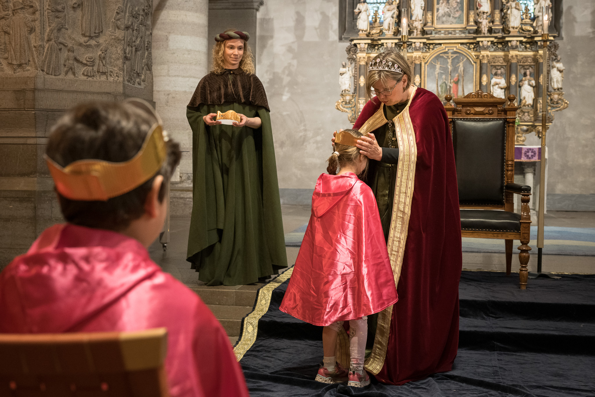 Barn och vuxna i S:t Nicolai kyrka