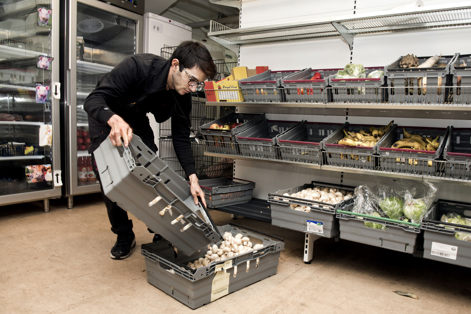 Bilden visar hur mat packas upp på Matcentralen, Örebro Stadsmission.