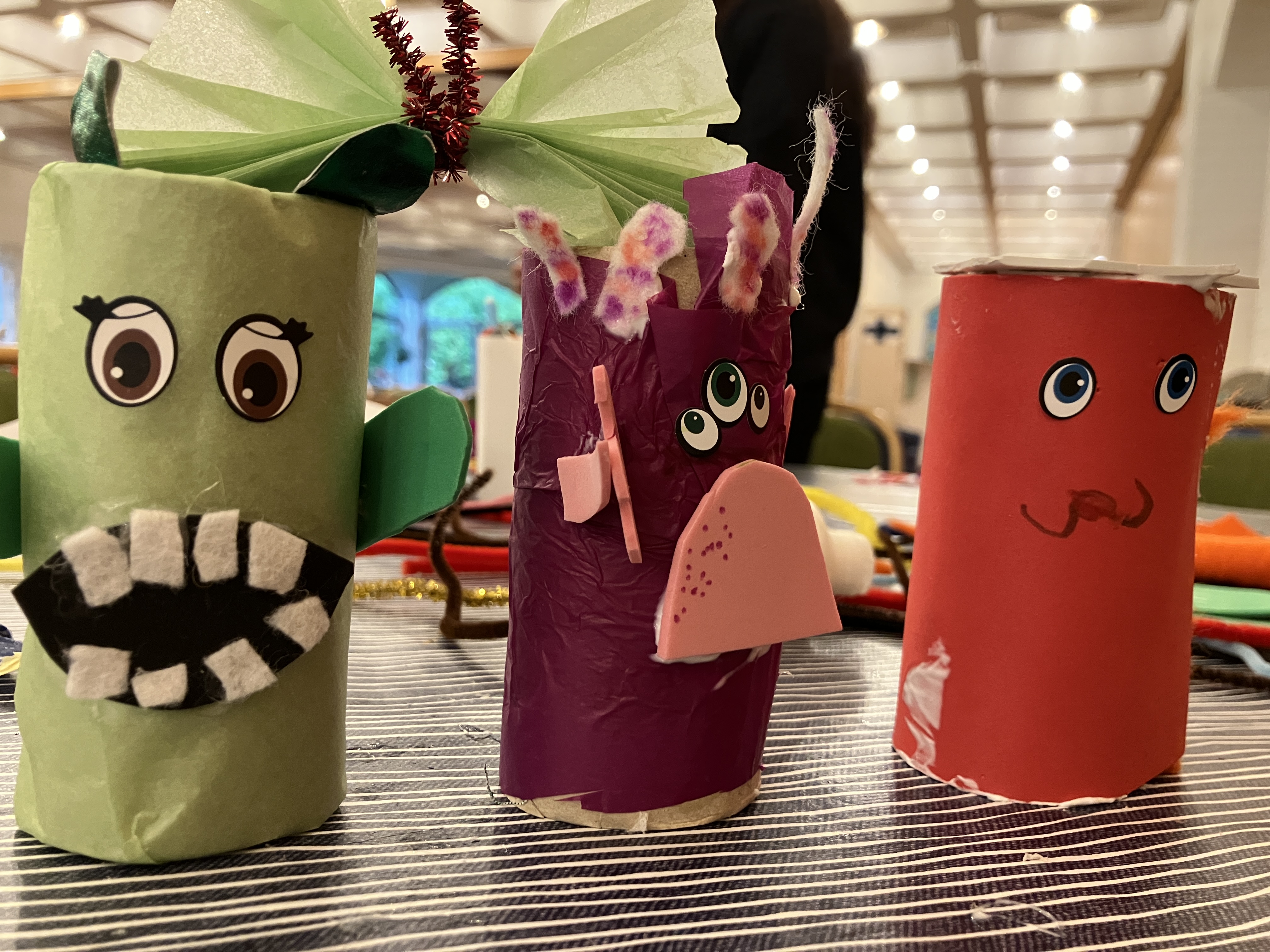 Färgglada toarullsfigurer.