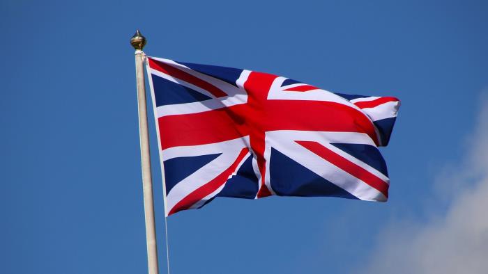 Bilden visar den brittiska flaggan på flaggstång, blå himmel i bakgrunden.