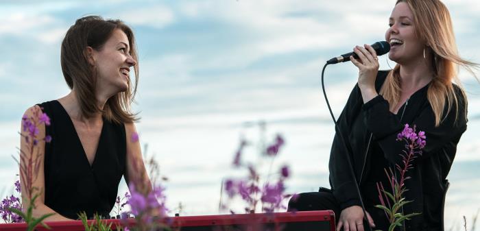 Duon Hera (Sofie Andersson, sång och Ester Mellberg, piano) spelar musik som vi känner igen från både förr och nu – men de gör det med sina egna jazz- och bluesdoftande arrangemang. Du hör dem i Robertsfors kyrka söndag 4 oktober 18.00.