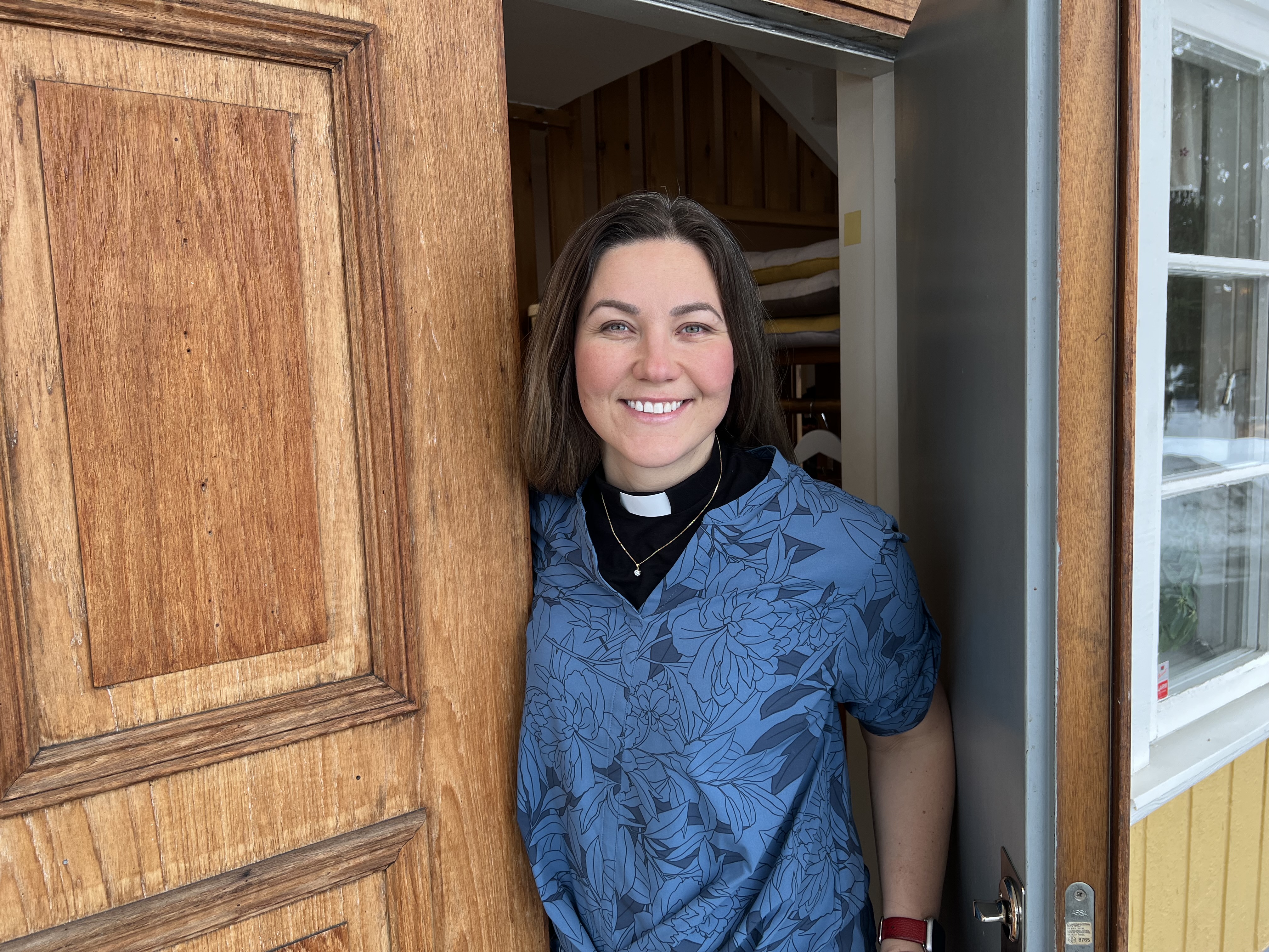 Karin Sivertsson öppnar dörren till församlingens expedition i Nordmaling.