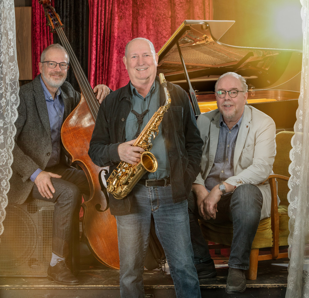 Foto av Per Bäcker trio som består av Hans Delander, piano. Jan Karlsson, kontrabas. Per Bäcker, saxofon och klarinett.